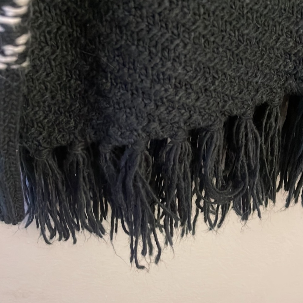 John + Jenn Small Chunky Knit Sweater Black and White Fringe - Picture 9 of 16